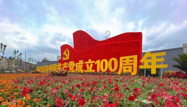 心酸一幕！加沙儿童捡拾锅中粮食残渣 仔细收集放入小碗